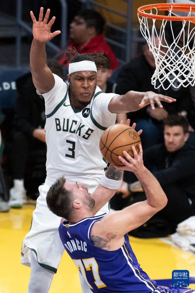 NBA常规赛清晨走向成谜；密尔沃基雄鹿绝杀压哨；球迷炸锅；赛程密集仍需轮换的简单介绍